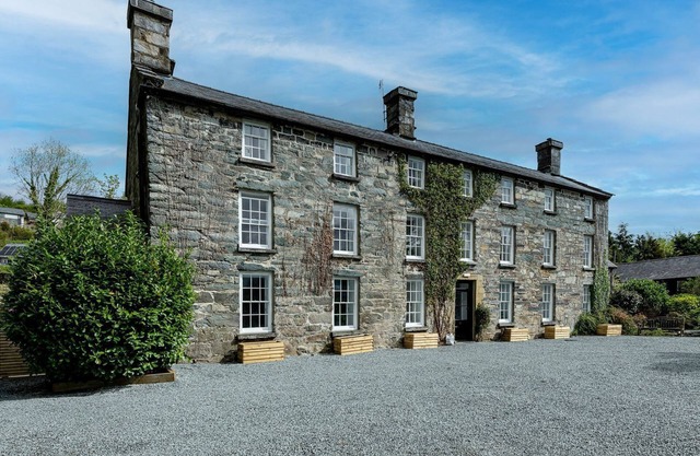 SNOWDONIA MANOR, pet friendly, character holiday cottage in Dolgellau