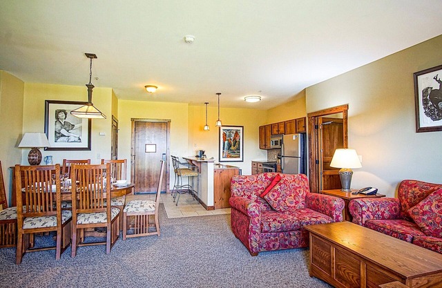 Soaring Eagle #002: 2 Bedrooms, 2 Full Baths: Slope Side, Hot Tubs. Underground Parking.