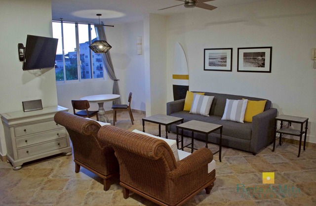 "Sol", One bedroom Apartment. You can walk to Beach and Restaurants.