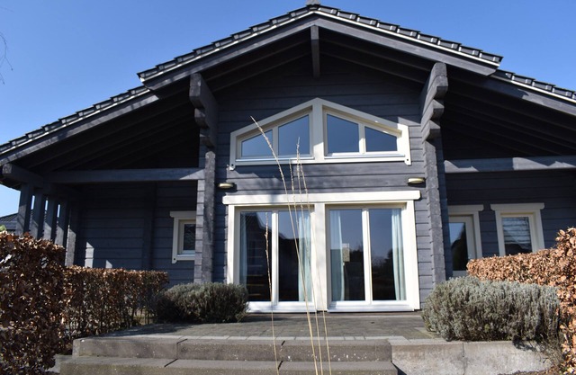 Solid wooden house to feel good in the middle of the Meinweg area
