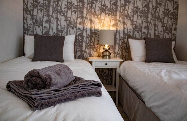 Solihull Stay - 3 bedroom House (5 guests). Ideal for Solihull/JLR/HS2