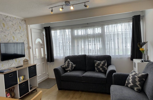 South facing family chalet 5 min stroll to the beach and near Norfolk Broads