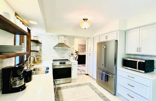 South Saint Paul 5 Bedroom - Kraft Gallery by Minne-Getaway