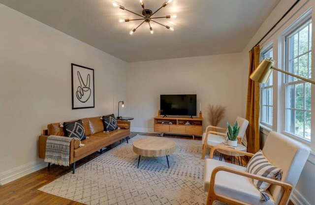 Southern Charmer: Close to Broadway! Sleeps 8
