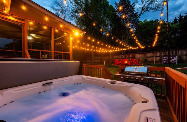 Southern Comfort Getaway: hot tub-theater-game room-fire pit-yard games