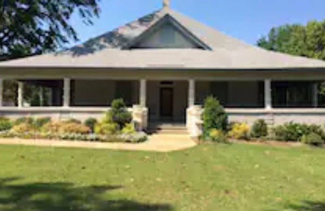 Southern Historic Large House -8 mi. dwntn 3 Suites/Wrap porches-perfect getaway