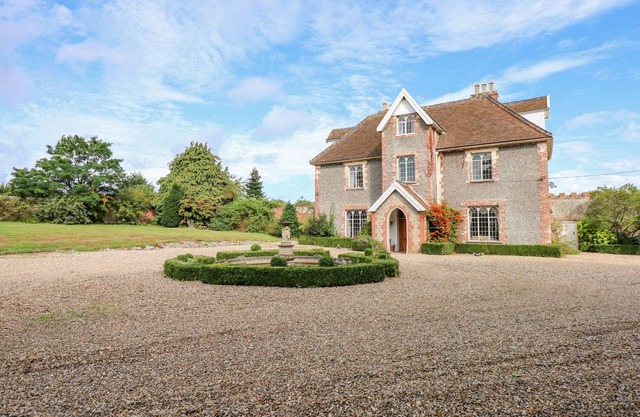 SOUTHREPPS LODGE, pet friendly, with open fire in Southrepps