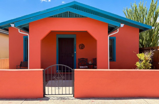 Southwestern home in a great downtown Tucson location w/furnished patio & yard