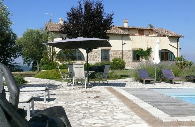 Space, luxury & peace, 360 views, 32 acres, pool. 1 hr N Rome. Inclusive prices