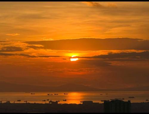 Spacious 1BR with Sunset view at The Celandine