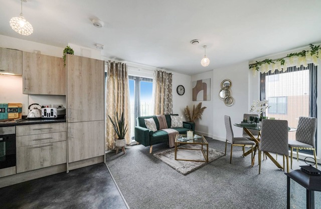 Spacious 2 Bed 2 Bath Flat with Parking in Slough