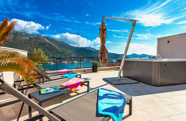 Spacious 2 bedroom holiday home with hot tub & Sea view