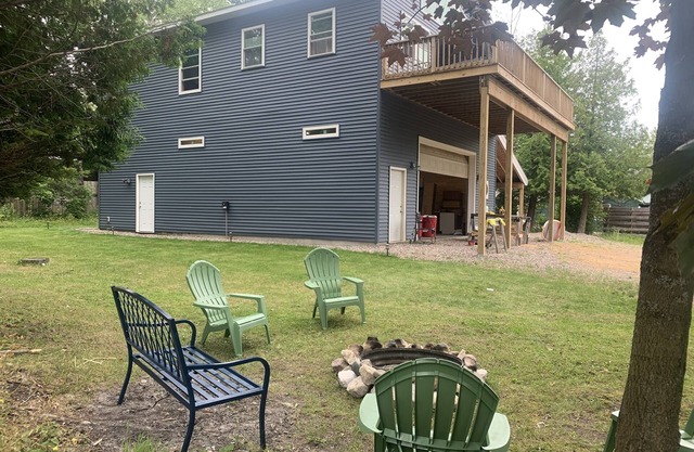 Spacious 2 br cottage with expansive deck, firepit, hammocks, and more!