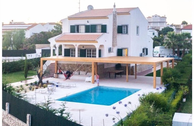 Spacious 2-storey villa with swimming pool and large garden, 6 minutes from Praia Verde.