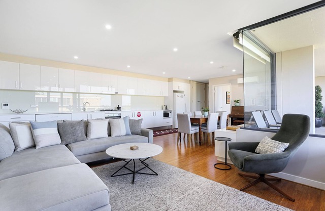 Spacious 2BR luxe Waverton Village apartment w/harbour glimpses