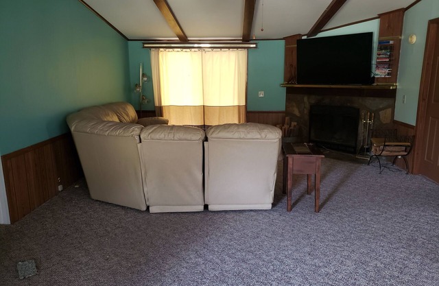Spacious 3 bed 2 bath located near Dixon Springs State Park