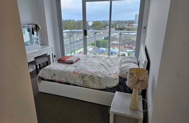 Spacious 3 bed/2 full bath/2 car space and 5 minutes walk from train station