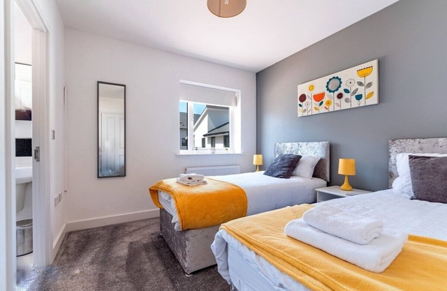 Spacious 3 bed, 2.5bath-Sleeps 6