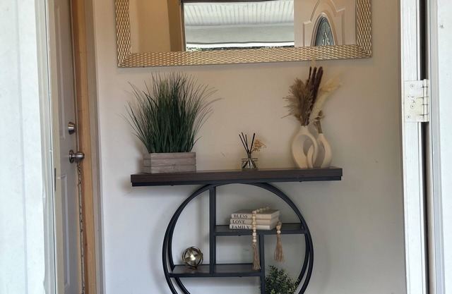 Spacious 3-bedroom apartment with WiFi, AC in safe area in Cicero IL.