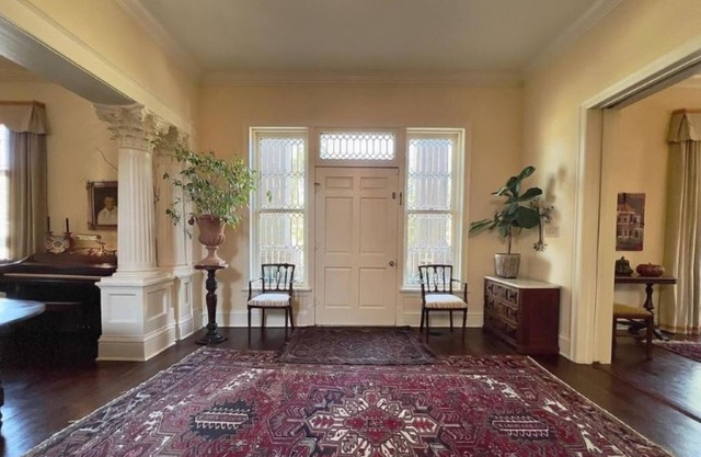 Spacious 3-bedroom estate in charming Indianola with AC, WiFi
