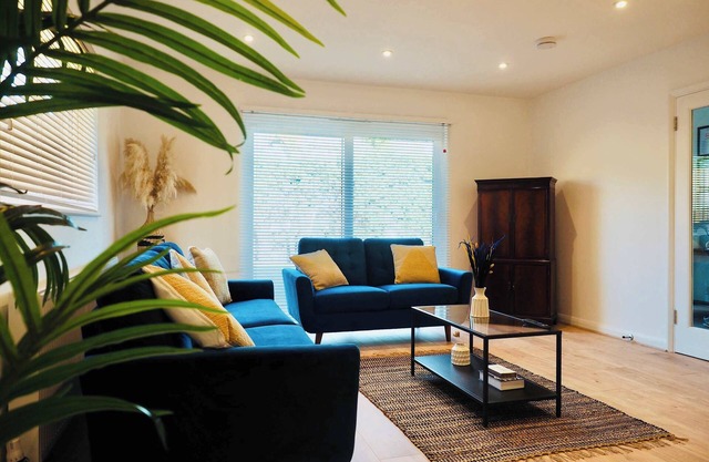 Spacious 3 bedroom Home w Parking in Farnborough