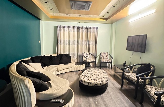 Spacious 3‑BR Bashundhara Flat AC, Wi‑Fi & Balconies. KeyHost Homes