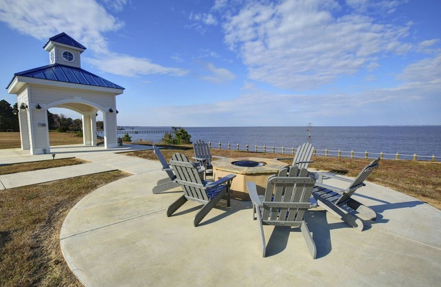 Spacious 3BR Condo w/Waterfront View & Pool
