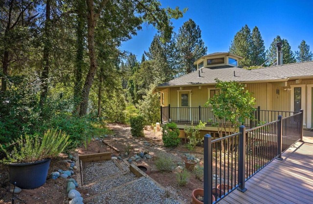 Spacious 3BR Retreat | Sleeps 10 | Free Parking
