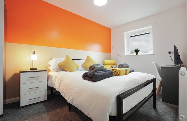 Spacious 4 Bedroom House near City Centre - Free Parking & WIFI