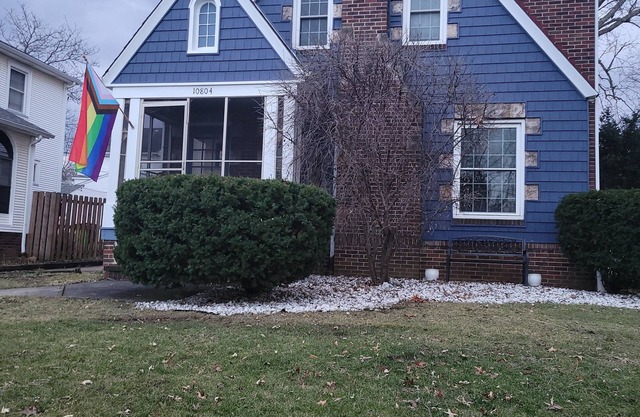 Spacious 4-bedroom house in Garfield Hts w/workout room, wifi, patio,