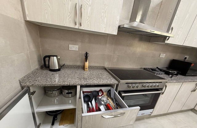 Spacious 4-bedroom apartment with WiFi, AC in terrific Shakhbout City