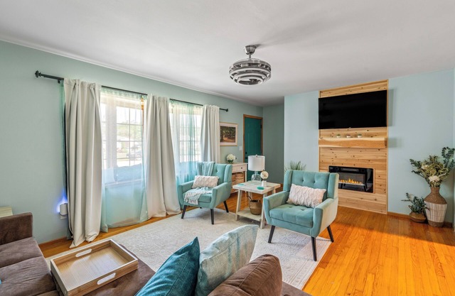 Spacious 4-bedroom close to lake, large backyard, 2 king beds, great location