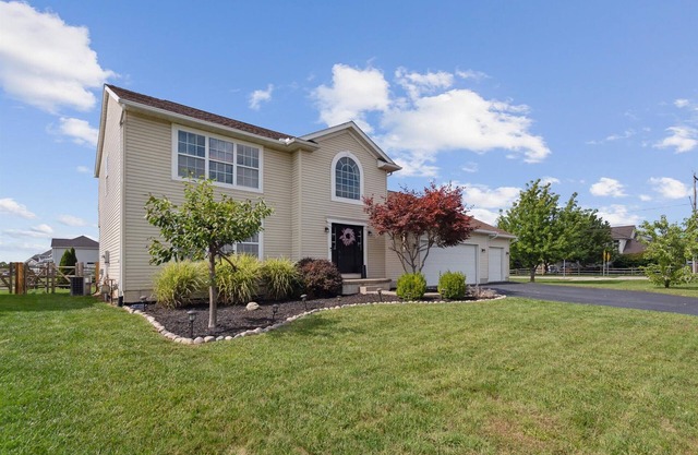 Spacious 4-bedroom house in charming Perrysburg with WiFi and AC