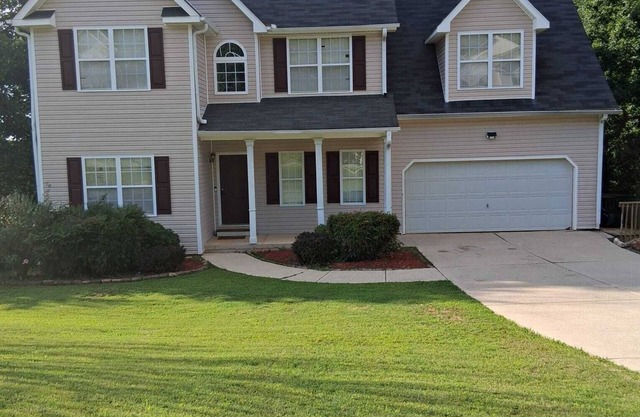Spacious 4-bedroom house In Dallas GA, ideal for long term stays