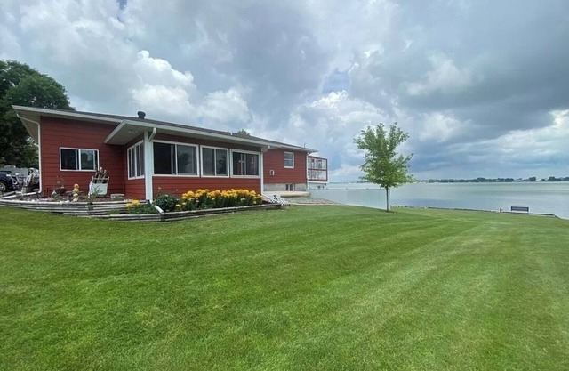 Spacious 4-bedroom lakefront house on large 2 acre lot