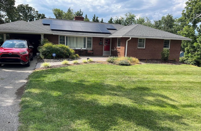 Spacious 4-BR House Close to Everything in Christiansburg, Blacksburg & Radford