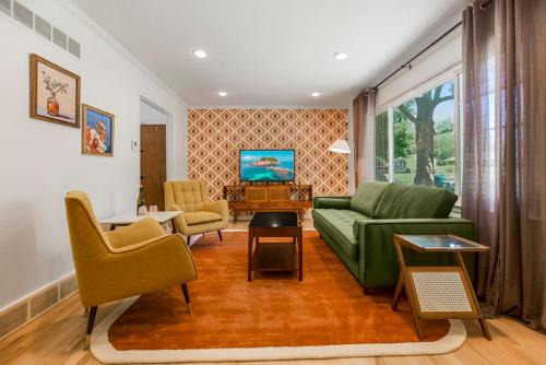 Spacious 4BD - Games & Backyard - Central Location
