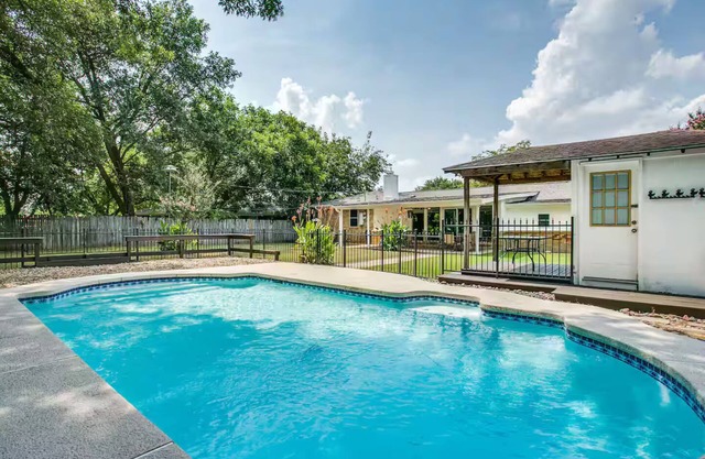 Spacious 4BR Near DFW & Stadium