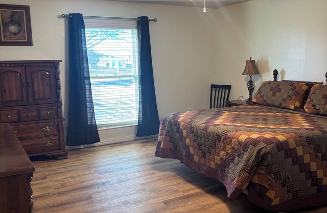 Spacious 5-bedroom house with A/C near a couple of national parks