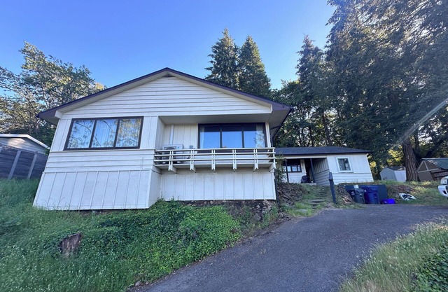 Spacious 5-bedroom house with AC, WiFi in welcoming south Eugene neighborhood.