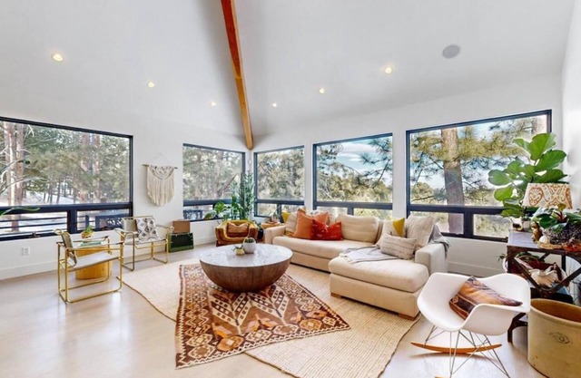 Spacious 5-bedroom House in Scenic Golden with AC, WiFi