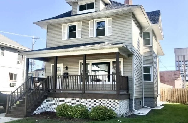 Spacious 5-Bedroom Retreat in Forest Park