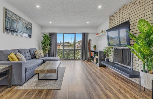 Spacious 6-bedroom House, Safe area, Free Parking, Central close to Downtown