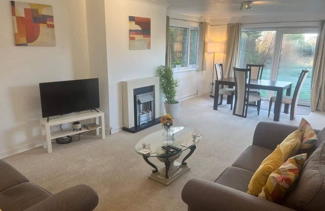 Spacious 6 Bedroom Home in Grantham with Parking