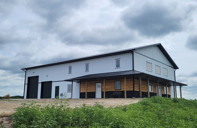 Spacious 6 bedroom house with amazing sunset views over Calamus Reservoir.