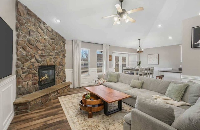 Spacious 6-BR Entertainment Dream Home Sleeps 20+