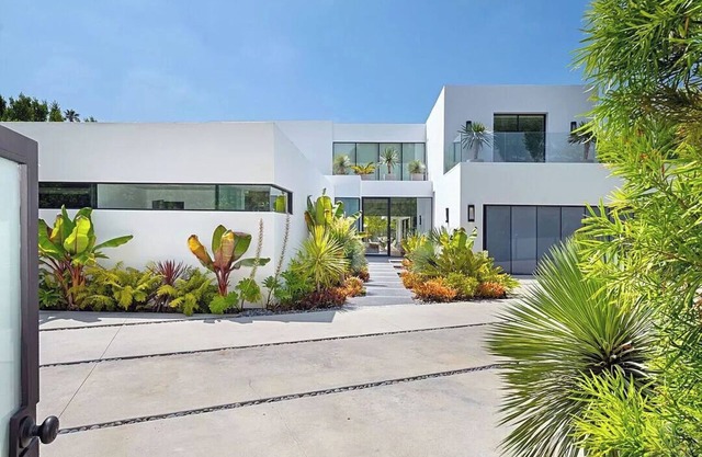 Spacious 7-bedroom house in fabulous Beverly Hills - 7bd 9ba 8,000sqft