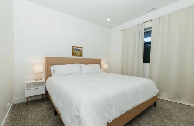 Spacious 8-bedroom house in The Reserve with lake access, pool, and courts.