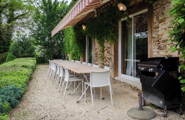 Spacious and bright holiday home in the heart of Périgord, terrace, pool & nature