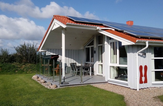 spacious and comfortably furnished holiday home with sauna and fireplace